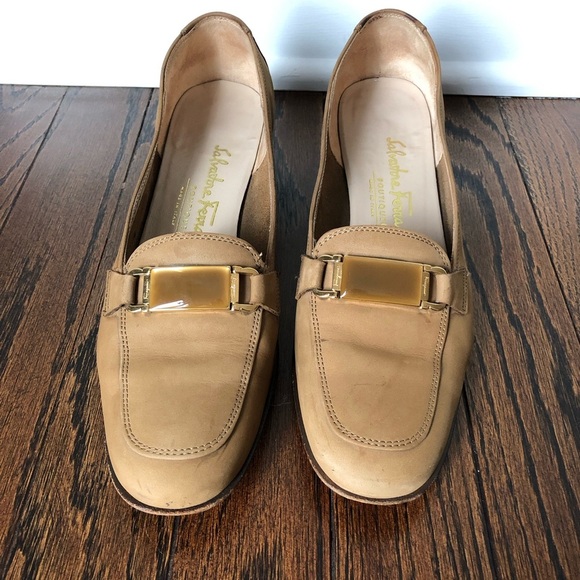 Salvatore Ferragamo Women’s 5.5 Tan Suede Genuine Leather 1.25” Heel Pumps - GUC - Picture 2 of 11